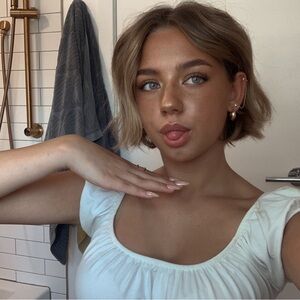 Hi! I'm Elyse and I love fashion. Come check out my clothing! <3